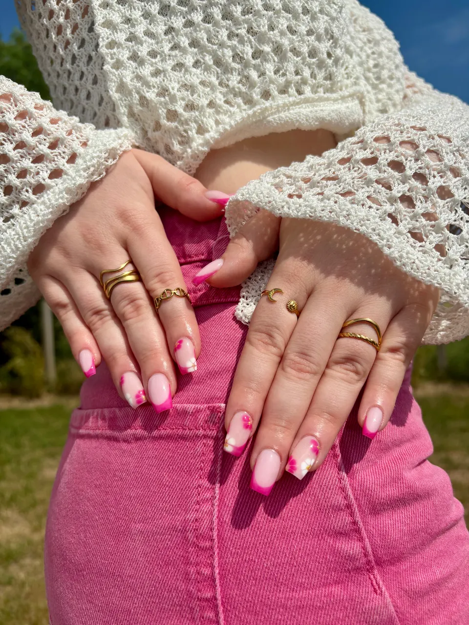 French rose sur ongles carrés avec motifs floraux délicats