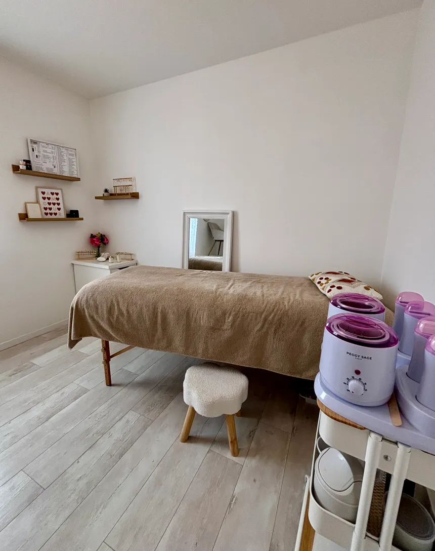 Cabine d’épilation chaleureuse de l’Institut Solaïa au Landreau, avec table de soin