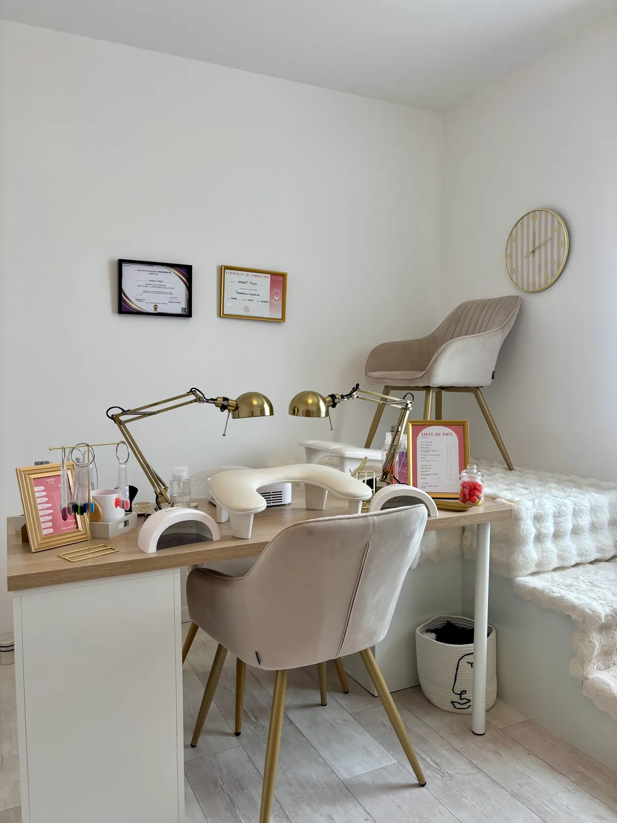 Espace manucure lumineux de l’Institut Solaïa au Landreau, avec fauteuils beige et lampes dorées