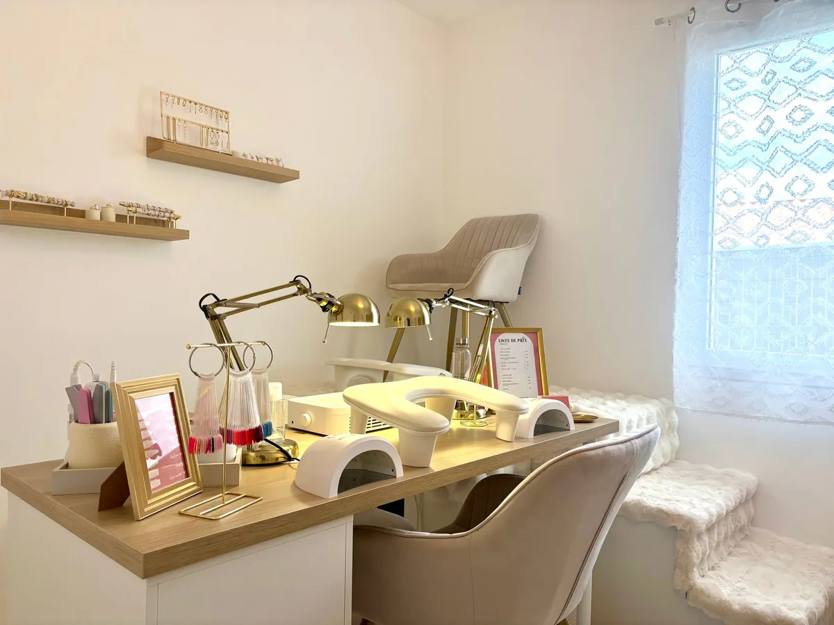 Espace manucure lumineux de l’Institut Solaïa au Landreau : table en bois clair, lampes dorées et fauteuil beige devant la fenêtre