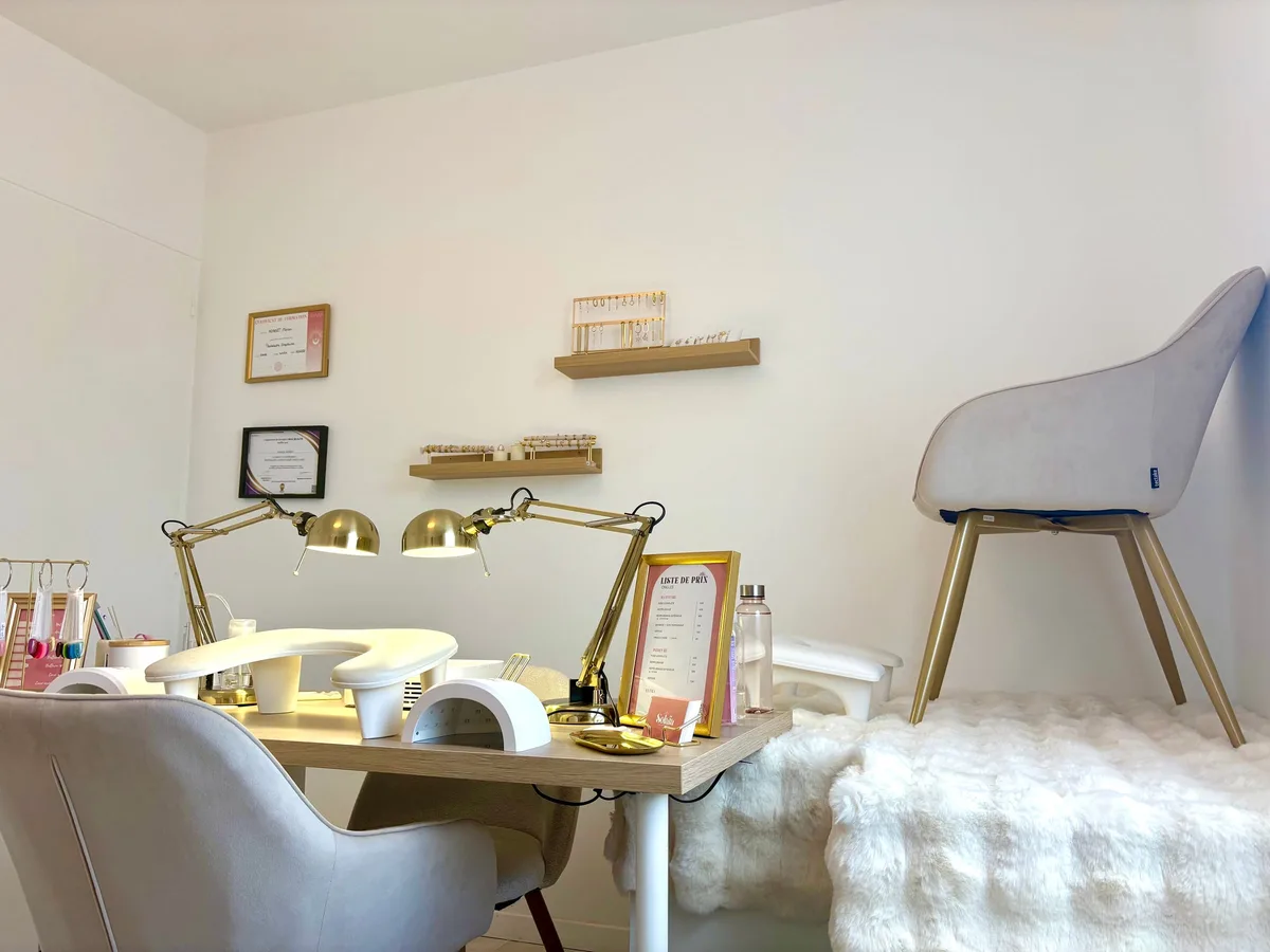 Vue d’ensemble de l’onglerie Solaïa au Landreau : deux fauteuils beige, diplômes encadrés et banquette en fausse fourrure