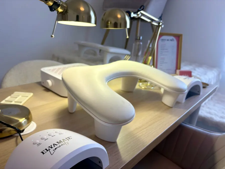 Repose-mains et lampe UV du poste de manucure de l’Institut Solaïa, sous les lampes dorées