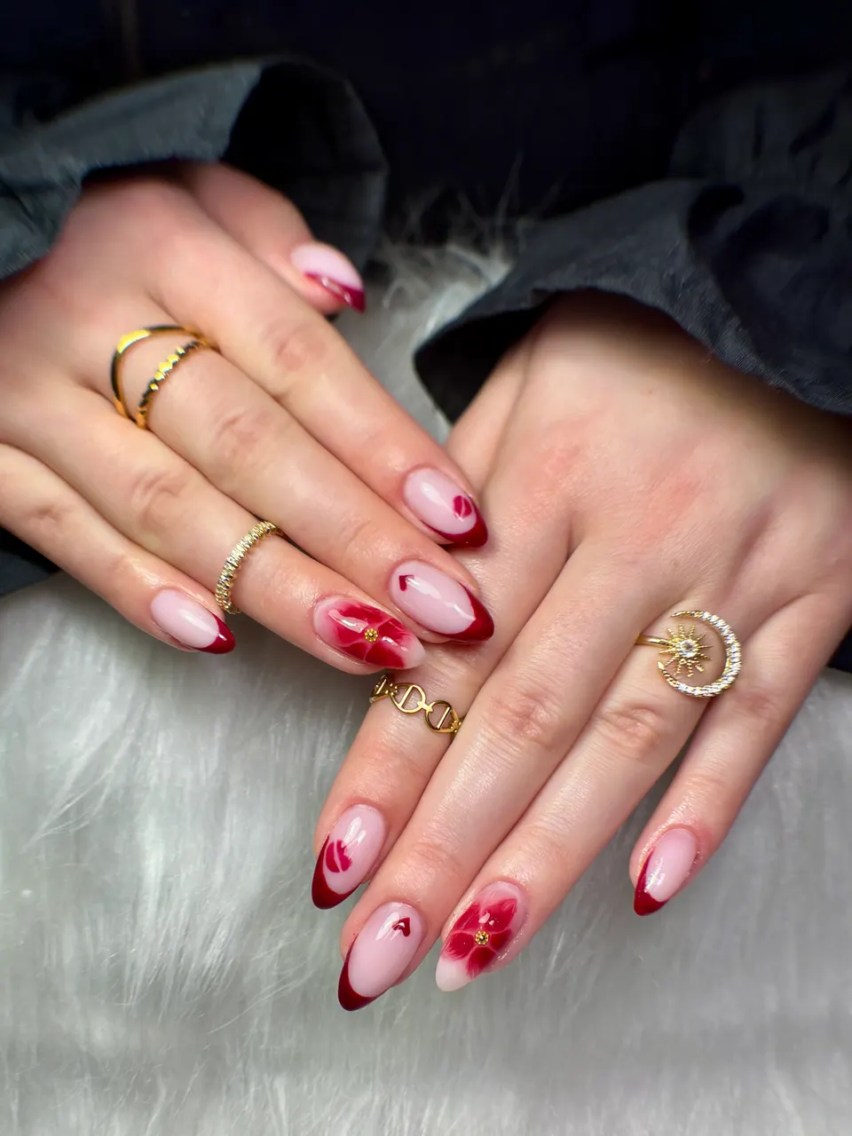 Ongles amande nude avec french rouge et fleurs peintes