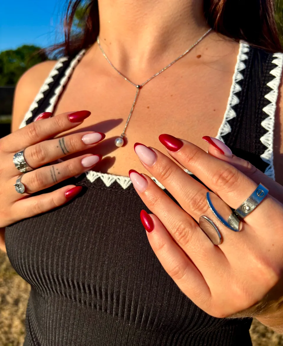 Pose d’ongles rouge brillant et nude réalisée à l’Institut Solaïa