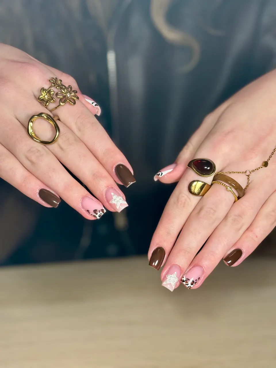 Pose carrée marron et nude décorée d’une étoile blanche et de motifs graphiques