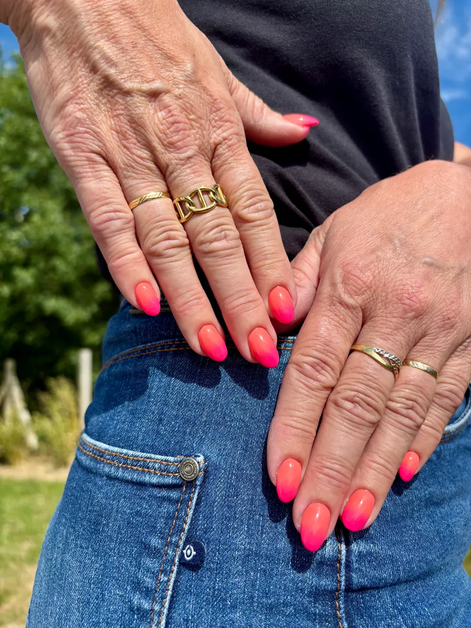 Manucure en dégradé corail et rose vif sur ongles ovales