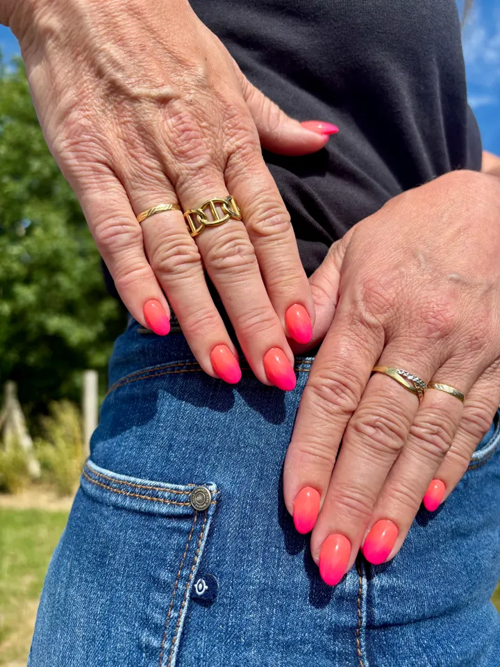 Ongles naturels gainés au gel, dégradé corail et rose, réalisés à l’Institut Solaïa