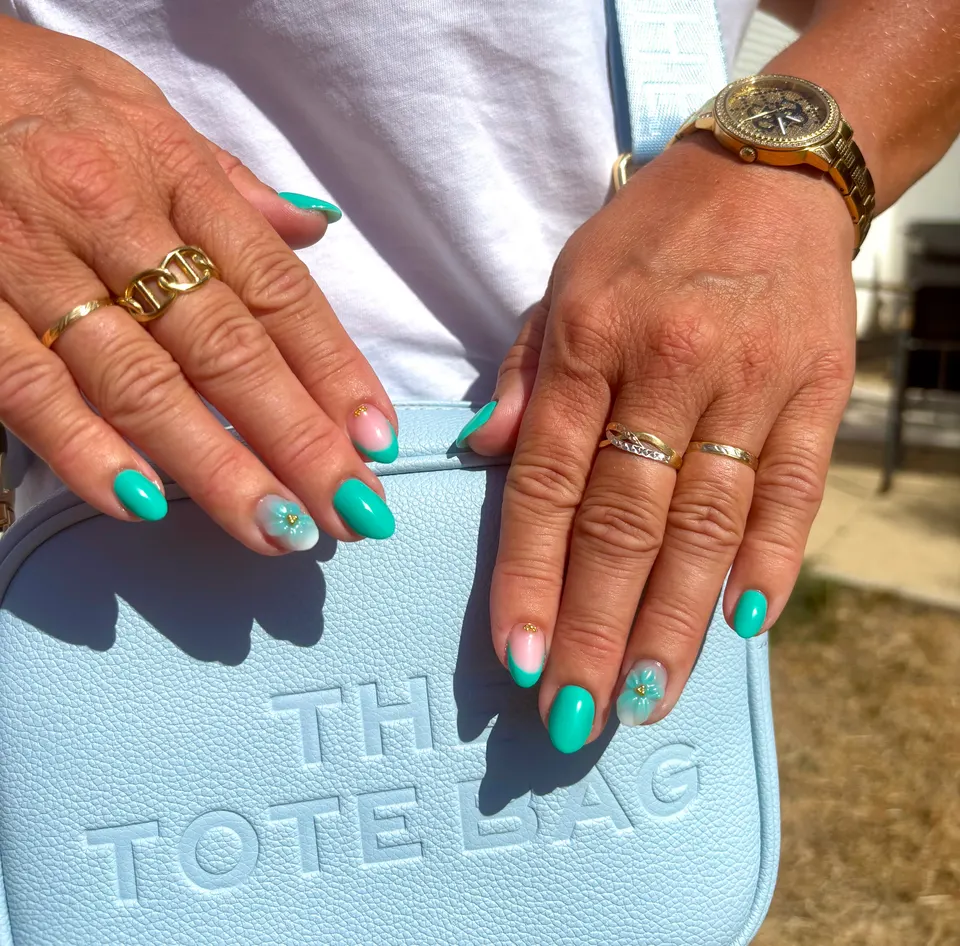 Ongles ovales turquoise avec french assortie et fleurs blanches en relief à cœur doré